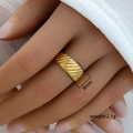 Anillo ajustable de acero inoxidable dorado con textura acanalada y ancho de 8mm - Abierto Ajustable / Estilo de hilo oblicuo francés (302) / Dorado