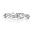 Elegante anillo plateado trenzado con bandas entrelazadas de metal liso y microcircones - 4# / Plateado