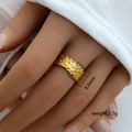 Anillo ajustable de acero inoxidable dorado de 8,6 mm con textura de martillado - Abierto Ajustable / Estilo de Textura Martillada (305)
