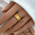 Anillo ajustable de acero inoxidable dorado de 8,3mm con ranuras diagonales y acabado mate - Abierto Ajustable / Estilo Ancho Ranurado Arenado (298)