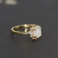 Bague élégante plaquée or 14 carats avec pierre blanche ovale et oxydes de zirconium brillants - Taille 5 / Or Clair + Pierre de Bonbon Blanche