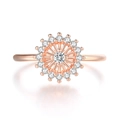 Elegante anillo girasol de oro rosa con piedra central y pétalos de halo de circonita - US 5 / Oro Rosa Chapado Circonia Blanca