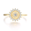 Anillo floral bañado en oro con piedra central redonda y halo de circonitas pavé - US 5 / Oro Claro Piedra Blanca