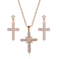 Set di gioielli in oro rosa con ciondolo a croce e orecchini con zirconi cubici - Collana E Orecchini Oro Rosa