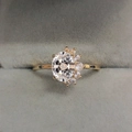Bague plaquée or 14k avec zircon ovale et petites pierres d'accent dans son écrin - Taille 5 / Or Clair + Pierre Blanche