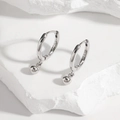 Créoles en argent sterling S925 avec pendentif boule sur fond de pierre minimaliste - Or blanc