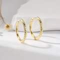 Boucles d'oreilles créoles dorées martelées sur un support en pierre blanche élégant - Or Grand Martelé