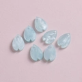 Vista macro de colgantes de pétalos de cerezo azul claro para creación de joyas DIY - Azul claro