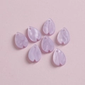 Detalle macro de pétalos de flor de cerezo de resina lavanda para joyería artesanal - Violeta Claro
