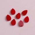Primer plano de siete colgantes de resina roja con forma de pétalo para joyería DIY - Rojo
