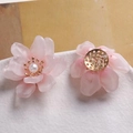 Vista macro de pendientes de pétalos rosas degradados con perla central y base metálica dorada - Tono Rosa con Perla