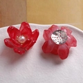 Detalle de pétalos de flores de resina en degradado rojo con perla y base metálica - Estilo Perla Roja