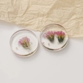 Pendenti tondi in resina trasparente con fiori secchi rosa-viola e perle bianche incluse - No.2 Fiore Secco Rosa Viola