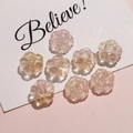 Nahaufnahme von lichtdurchlässigen Perlen in Blumenform für DIY-Schmuck und Bastelarbeiten - Gelb-Rosa