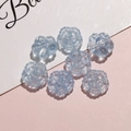 Makroaufnahme von lichtblauen, halbtransparenten 3D-Blumenperlen für DIY-Schmuckherstellung - Hellblau