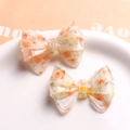 Detail van doorschijnende acryl haarclips met gele tulpen in een keramische schotel - Oranje