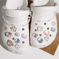Detail von weißen Clogs mit schillernden Kristallen, Perlen und Schuhanhängern - Glitzer Wasserwelle Anhänger Set Stil 2 Nur (Ohne Schuhe)