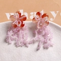 Detalle macro de pendientes de flores hechos a mano con borlas de cuentas naranjas - Naranja Rosa Púrpura
