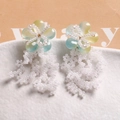 Pendientes de flores hechos a mano con pétalos degradados y borlas de cuentas - Verde Degradado
