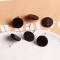 Gros plan de clous d'oreilles ronds en acrylique noir avec tiges pour bijoux DIY - Noir brillant
