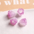 Vista macro de cuentas de resina en forma de tulipán con degradado púrpura para joyería DIY - Rosa Púrpura