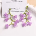 Détail de boucles d'oreilles en perles de verre faites main lilas et vert - Violet