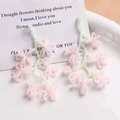 Détails des boucles d'oreilles fleuries faites main en perles roses et vertes - Rose