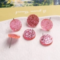 Détail de six boucles d'oreilles en résine rose à paillettes sur plateau blanc - Particules Brillantes Rose Orangé