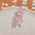 Colgante de flor con cuentas rosa hecho a mano con pétalos de resina y toques dorados - Rosa Degradado