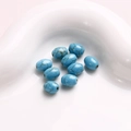Primer plano de cuentas de turquesa azul ovaladas con textura de red para joyería - Azul
