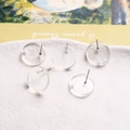 Vue macro de boucles d'oreilles en résine transparente avec paillettes pour bijoux DIY - Particules Brillantes Transparent