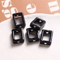 Gros plan de cinq perles rectangulaires creuses en céramique noire pour bijoux DIY - 1 Pièce / Noir (34#)