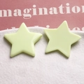 Detail von glänzenden mintgrünen Harzstern-Anhängern für DIY-Handwerk und Schmuck - Grün
