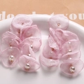 Detail von rosa Organza-Blütenblatt-Ohrringen mit weißen Perlen und Goldbeschlägen - Rosa