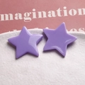 Detailansicht glänzender violetter Sternanhänger aus Harz für DIY-Schmuck und Handyhüllen - Lila