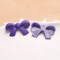 Détail de pendentifs nœuds en acrylique violet avec textures mates et translucides DIY - Violet