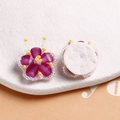 Dettaglio di ciondoli a fiore di perline viola fatti a mano con retro in feltro - Viola