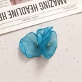 Flor de malla azul hecha a mano con perlas celestes para accesorios de cabello - Flor de Tres Pétalos Azul Hielo