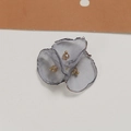Accesorio para cabello flor de malla gris con cristales champán y base de metal oro - Flor Gris de Tres Pétalos