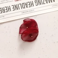 Flor de malla burdeos hecha a mano con costuras negras y detalles de cuentas doradas - Flor de Tres Pétalos Rojo Vino