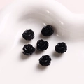 Seis cuentas de rosas negras brillantes para joyas DIY en una bandeja blanca de corazón - 1 Pieza / Negro