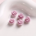Detalle macro de cinco cuentas de rosa de resina lavanda para joyería DIY y uñas - 1 Pieza / Púrpura