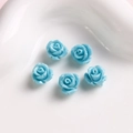 Vista detallada de flores de rosa de resina azul claro para joyas DIY y manicura - 1 Pieza / Verde azulado