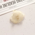 Flor de organza beige con delicado centro de perla y pétalos de malla en capas - Flor de Tres Pétalos Blanco Roto
