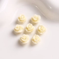 Foto macro de 7 cuentas de rosas de resina blanco crema para joyas y accesorios DIY - 1 Pieza / Blanco lechoso