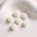 Detalle de seis cuentas de resina en forma de rosa blanca con pétalos 3D para joyas - 1 Pieza / Blanco