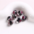 Makroaufnahme von 10mm Lampwork-Glasperlen in Schwarz und Burgund mit Wellenmustern - Schwarze Herz-Rundperle (17#) / 1 Stück / Schwarz