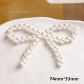 Dettaglio del fiocco di perle fai-da-te 74mm x 53mm su vassoio bianco per accessori moda - Stile Fiocco Grande (5#)
