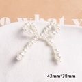 Dettaglio di un fiocco di perle fatto a mano da 43mm con trama perlata su un piatto - Stile Fiocco a Grappolo (38#)