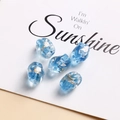 Dettaglio di perle in vetro blu traslucido con intarsi in foglia d'oro e d'argento - 1 Pezzo / Azzurro